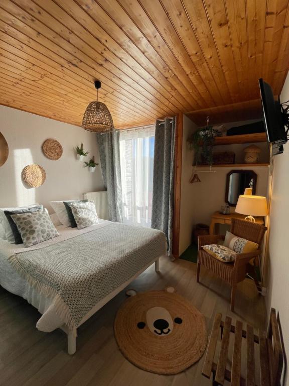 Ένα ή περισσότερα κρεβάτια σε δωμάτιο στο Auberge du Col de Néronne