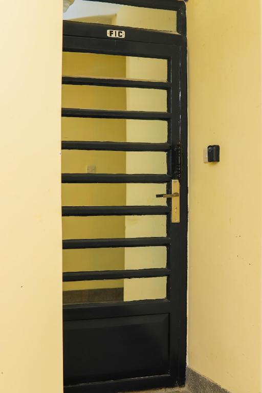 基苏木Mina Homes的一扇黑色的门，上面写着ctc。