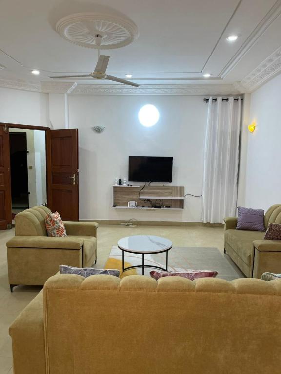 Televiisor ja/või meelelahutuskeskus majutusasutuses 2 chambres salon climatisé à missèbo TTC électricité inclus