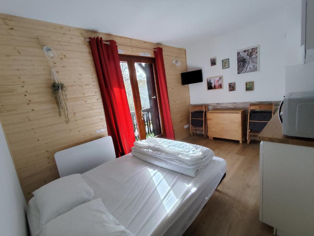 Cette chambre comprend un lit et un bureau. dans l'établissement Milky Way - Appartement en bas des pistes du Mourtis, à Boutx