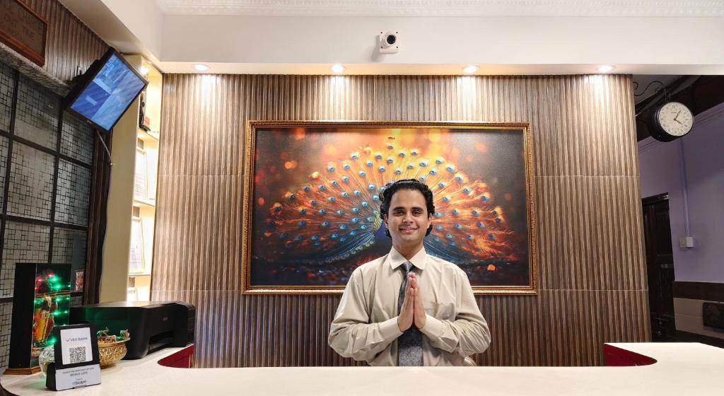 Una televisión o centro de entretenimiento en Hotel Raj