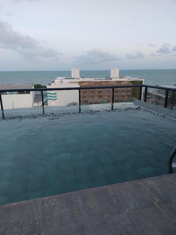 un balcón con vista al mar en Flat Praia do Bessa, en João Pessoa