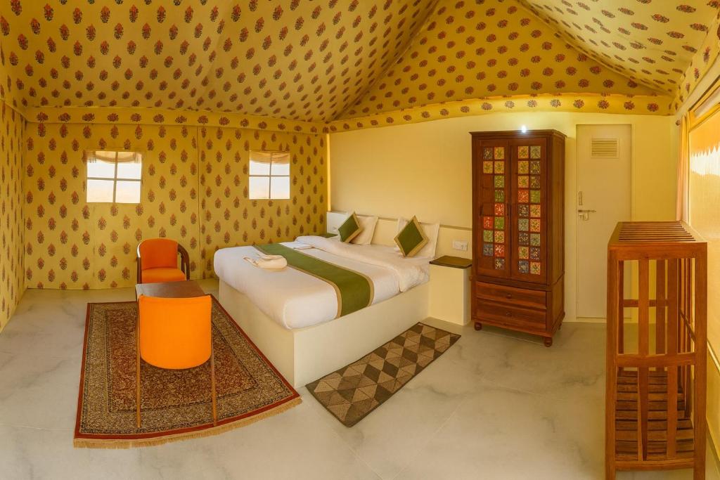 Ένα ή περισσότερα κρεβάτια σε δωμάτιο στο Camp luxury night JAISLMER