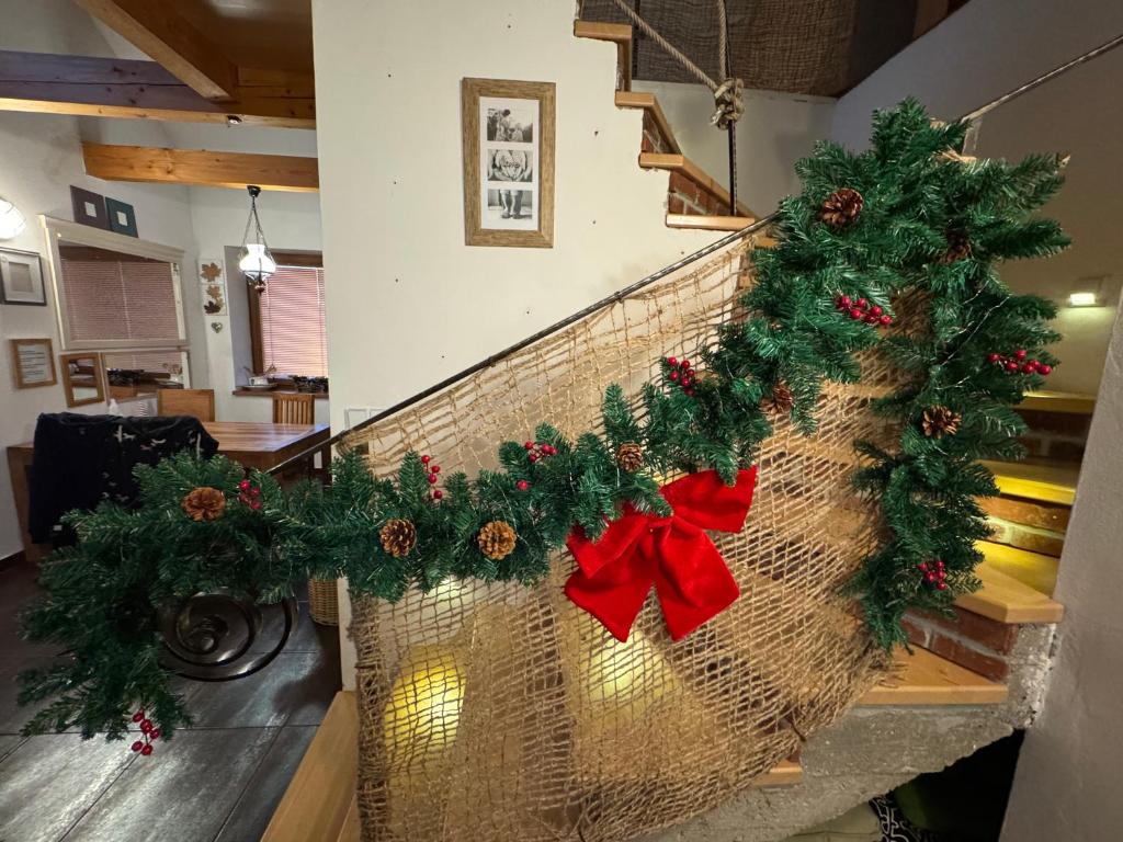 a christmas wreath on the stairs of a house at Domek pod platanem in Trutnov