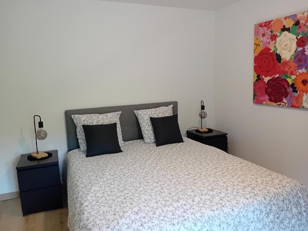 Ένα ή περισσότερα κρεβάτια σε δωμάτιο στο La Bergerie de Chantemille - Chambre d'hôtes les Dahlias - jacuzzi, piscine