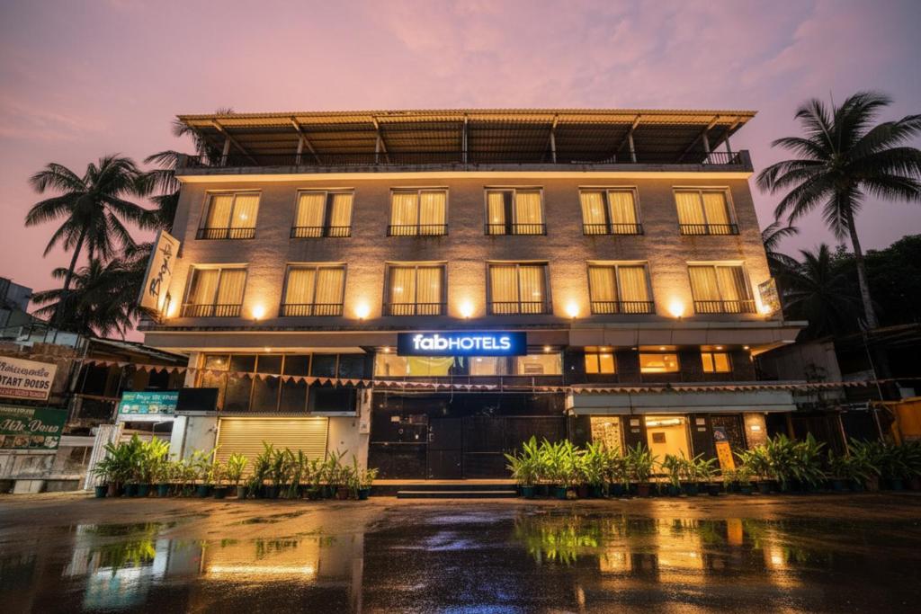 un edificio con un cartello sulla facciata di FabHotel Bagatel a Calangute