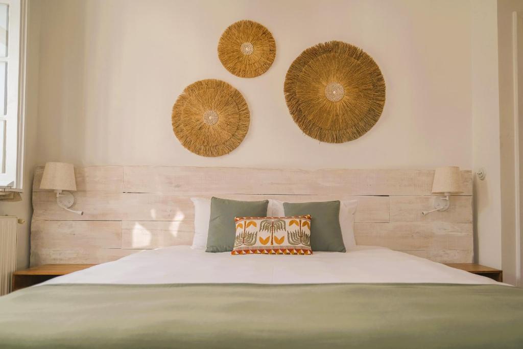 een slaapkamer met een bed met vier hoeden aan de muur bij Porto Surf Lodge in Porto