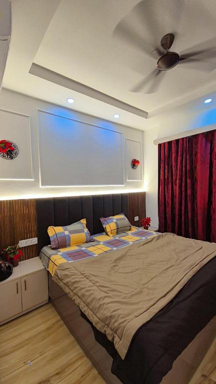 Un dormitorio con una cama grande con techo. en Comfystays, en Greater Noida