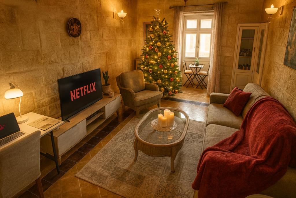Una sala de estar con un árbol de Navidad y un televisor. en Birgu Square Townhouse, Rooftop & 3 Bathrooms, en Birgu