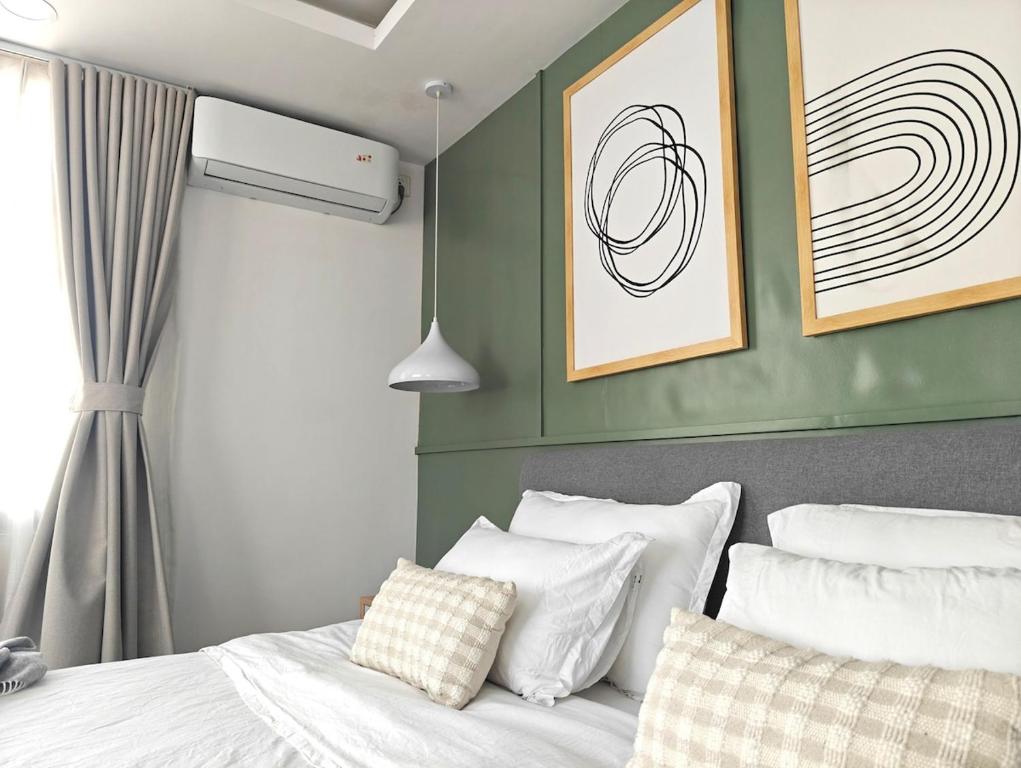 Ένα ή περισσότερα κρεβάτια σε δωμάτιο στο Cosy 1 Bedroom Studio with King Bed Kitchenet in Central Kathmandu with Terrace