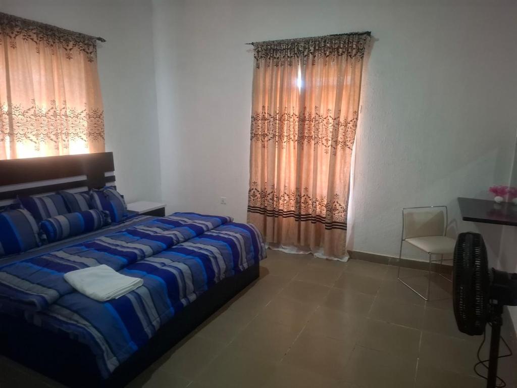 Postel nebo postele na pokoji v ubytování Serene Service Apartment in the heart of Rayfield