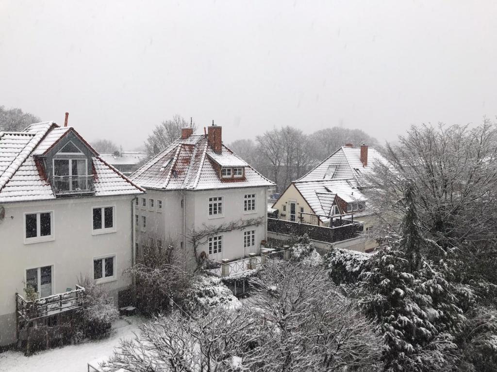een groep huizen met een met sneeuw bedekt dak bij Lichtdurchflutete Dachgeschosswohnung in Uninähe in Oldenburg