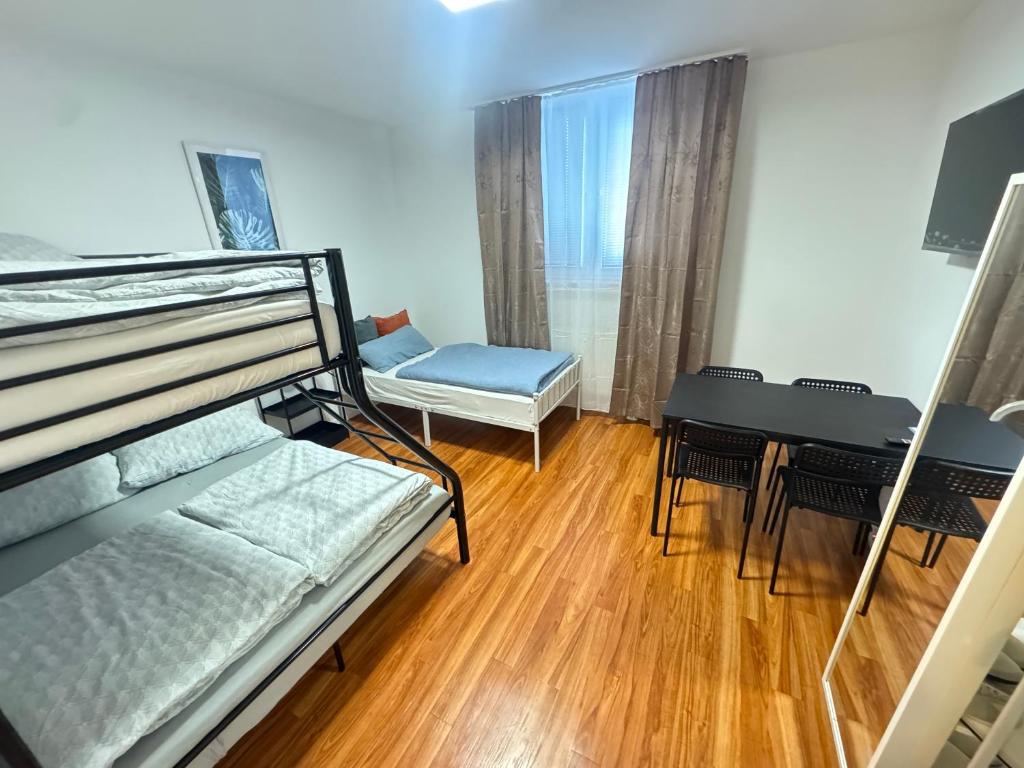 Cette petite chambre comprend des lits superposés et un bureau. dans l'établissement CityStay Dortmund, à Dortmund