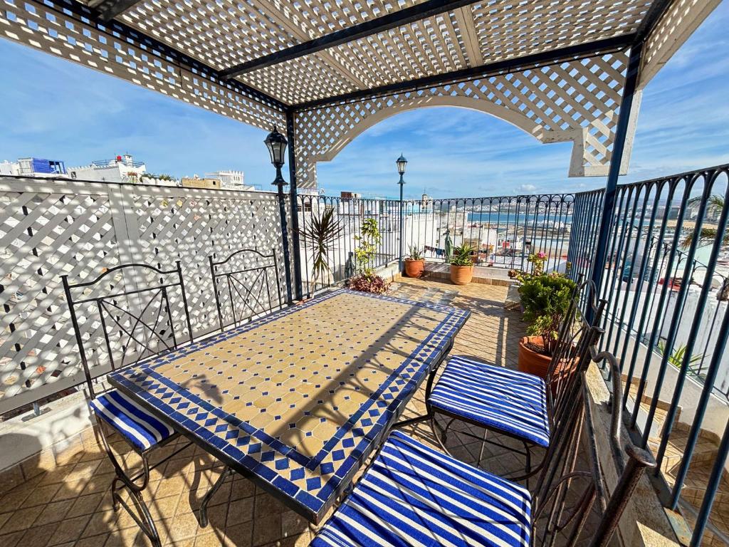 Ban công/sân hiên tại Traditional house with panoramic terrace