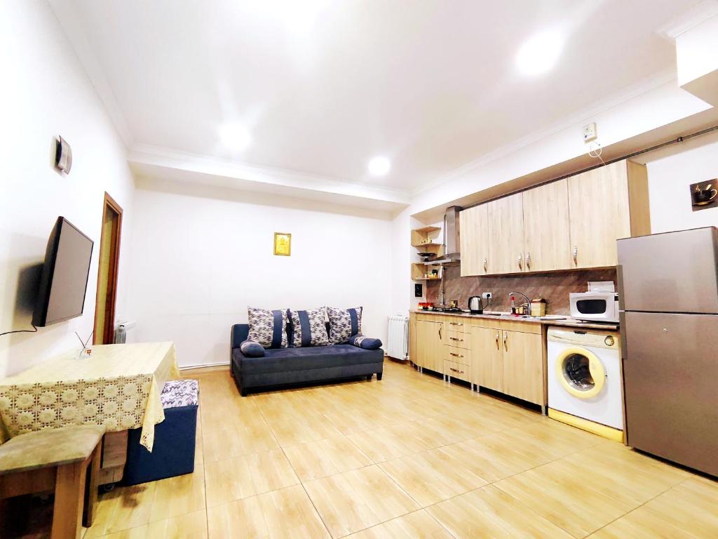 Una sala de estar con un sofá y una cocina. en Jermuk Mini Apartment, en Jermuk