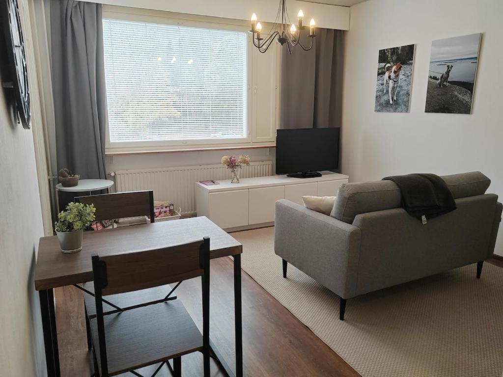 un soggiorno con un divano e un tavolo di Pikku-Kassu a Hämeenlinna