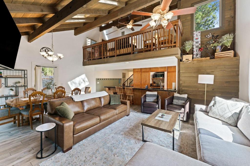 un soggiorno con divano e sala da pranzo di 2 Landrise a Sunriver