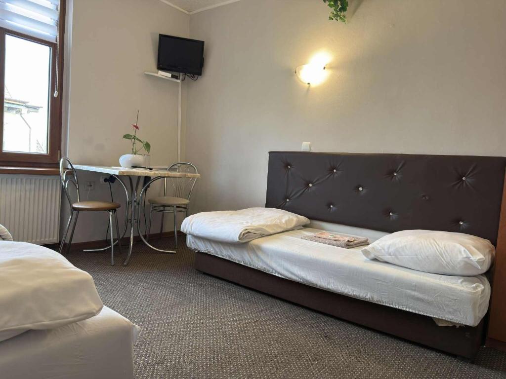- une chambre avec un lit, une table et une table dans l'établissement Hotel Gryf, à Gryfice