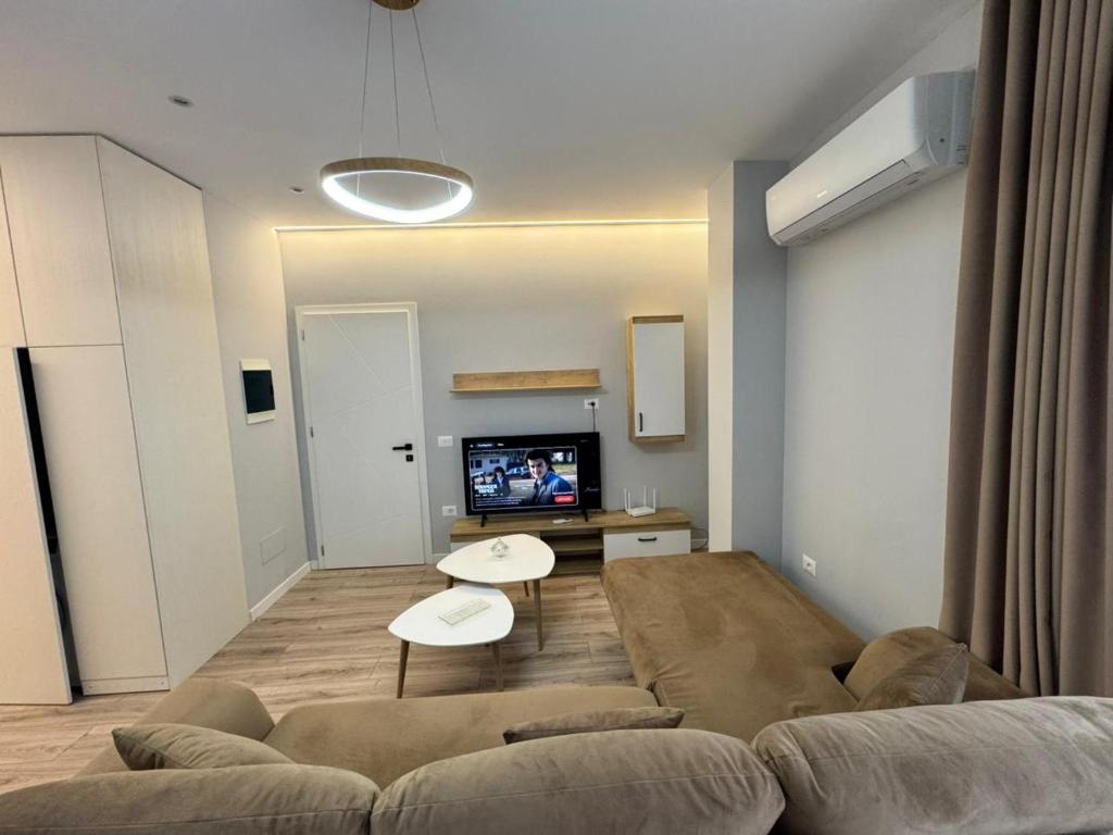 un salon avec un canapé et une télévision dans l'établissement D&E Cozy Stay, à Sauk