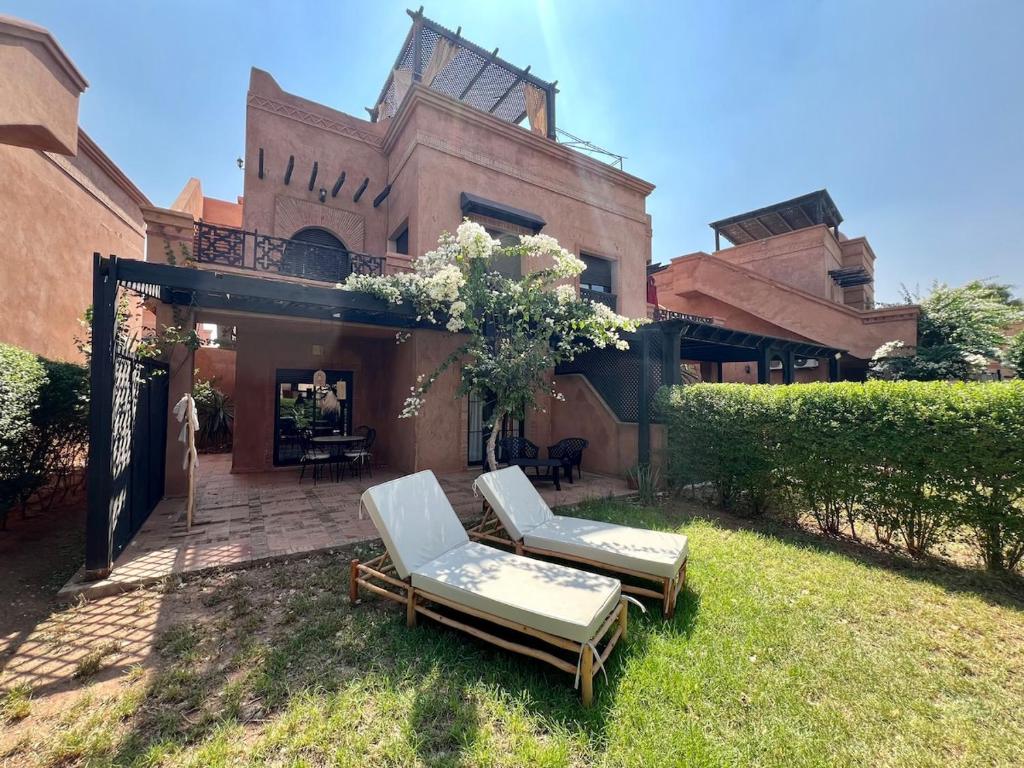 2 sillones en el patio de una casa en Calm Garden Retreat - Private Patio, BBQ, Pool Access & Free Breakfast, en Marrakech
