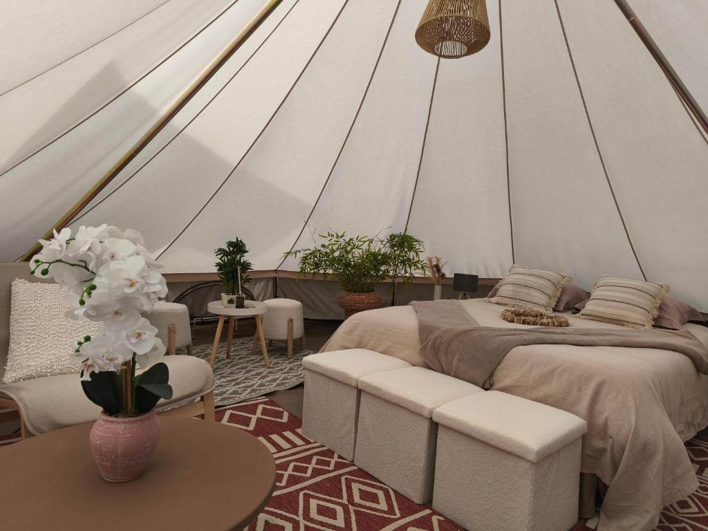 Posezení v ubytování Lodge romantique "la clé des songes" et son jacuzzi privatif