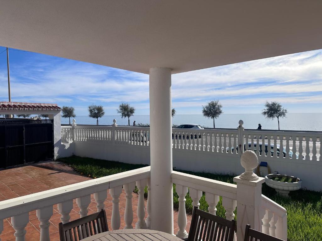Μπαλκόνι ή βεράντα στο Villa Natalia frente al mar,