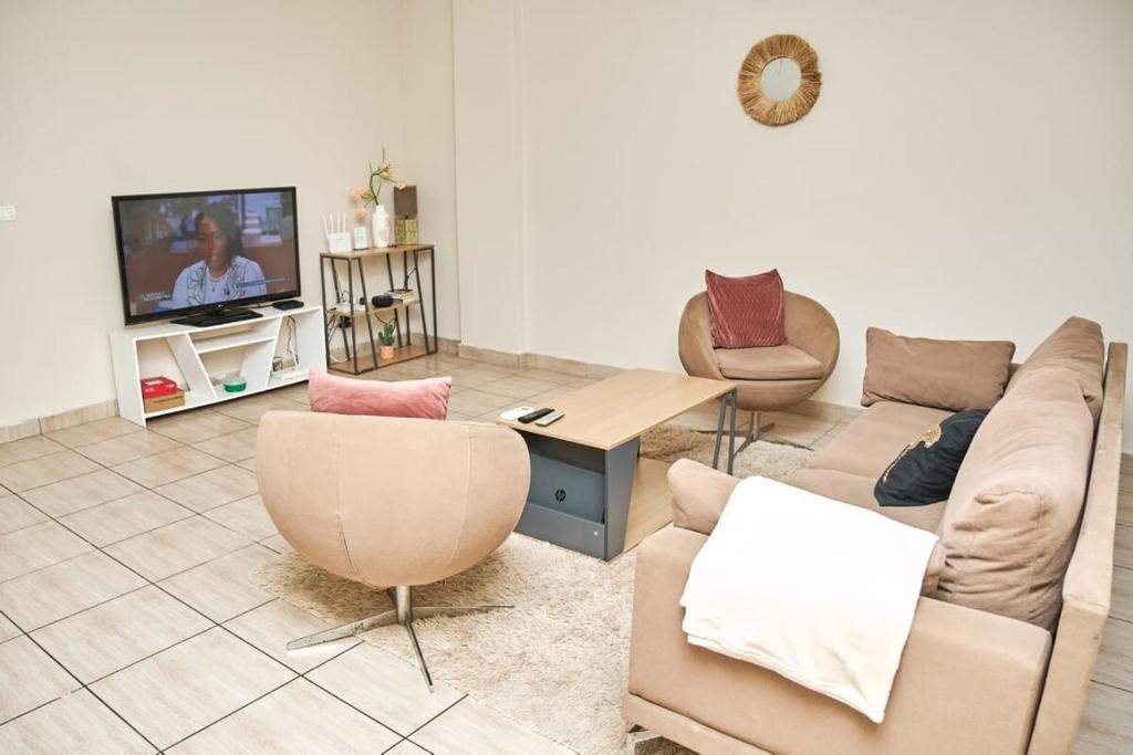 TV/trung tâm giải trí tại "Au 4ème Ciel" Refuge Librevillois Calme et Cosy 1chbre 4e étage avec ascenseur Près de l'aéroport