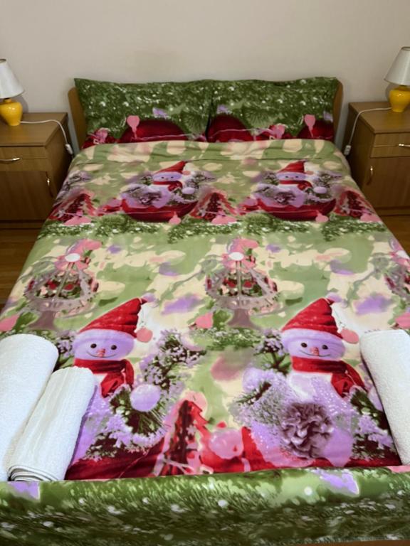 - un lit avec une couverture et une clause de santa dans l'établissement Garsonieră Brazda lui Novac, à Craiova