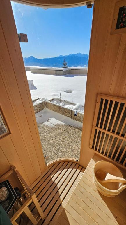 KanzelhöheApartment Wanderlust Gerlitzen的通往美景门廊的开放式门