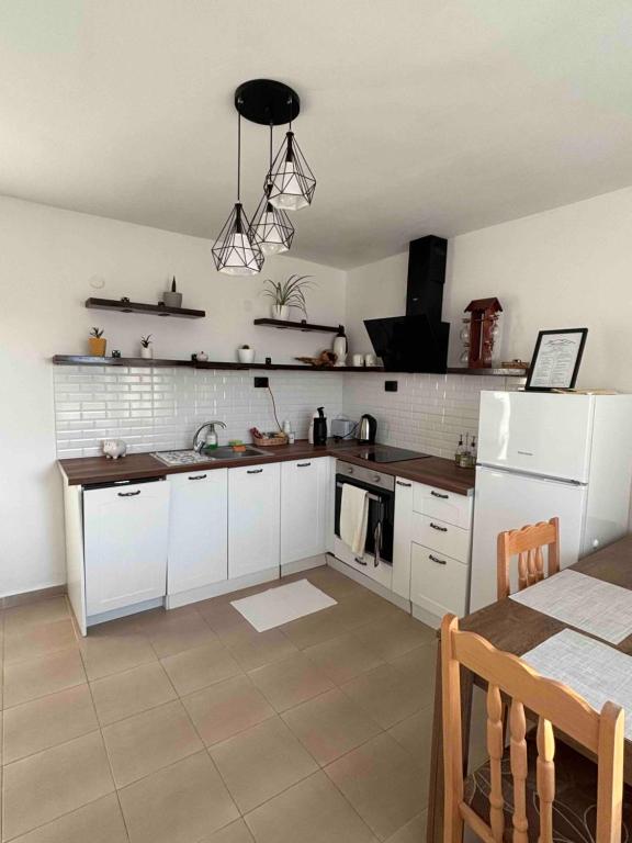 Η κουζίνα ή μικρή κουζίνα στο White House Apartments - Boho