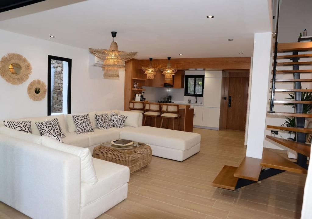 un soggiorno con mobili bianchi e una cucina di duplex bord de mer résidence restinga smir a Restinga Smir