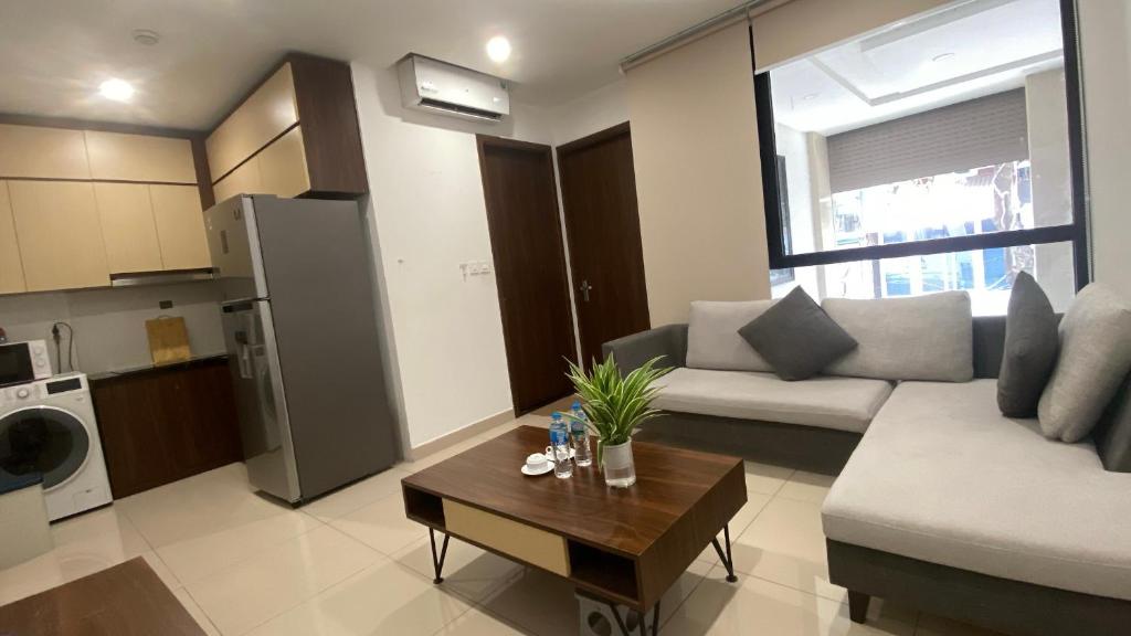 ein Wohnzimmer mit Sofa und Tisch in der Unterkunft Wins Apartment in Hanoi