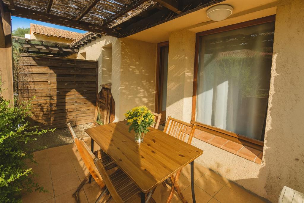 Balkón nebo terasa v ubytování Mini-villa en pierre avec vue nature