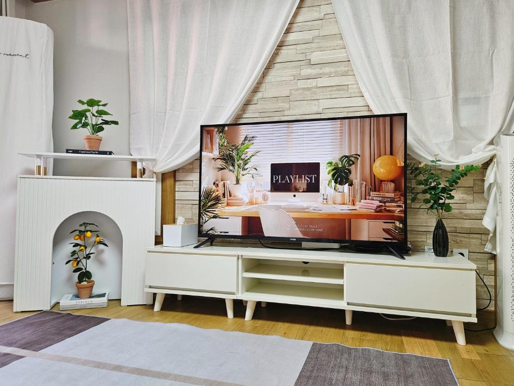 a living room with a large flat screen tv at 인천 청라3룸 인천공항 아시아드경기장 가족숙소 in So-yŏm
