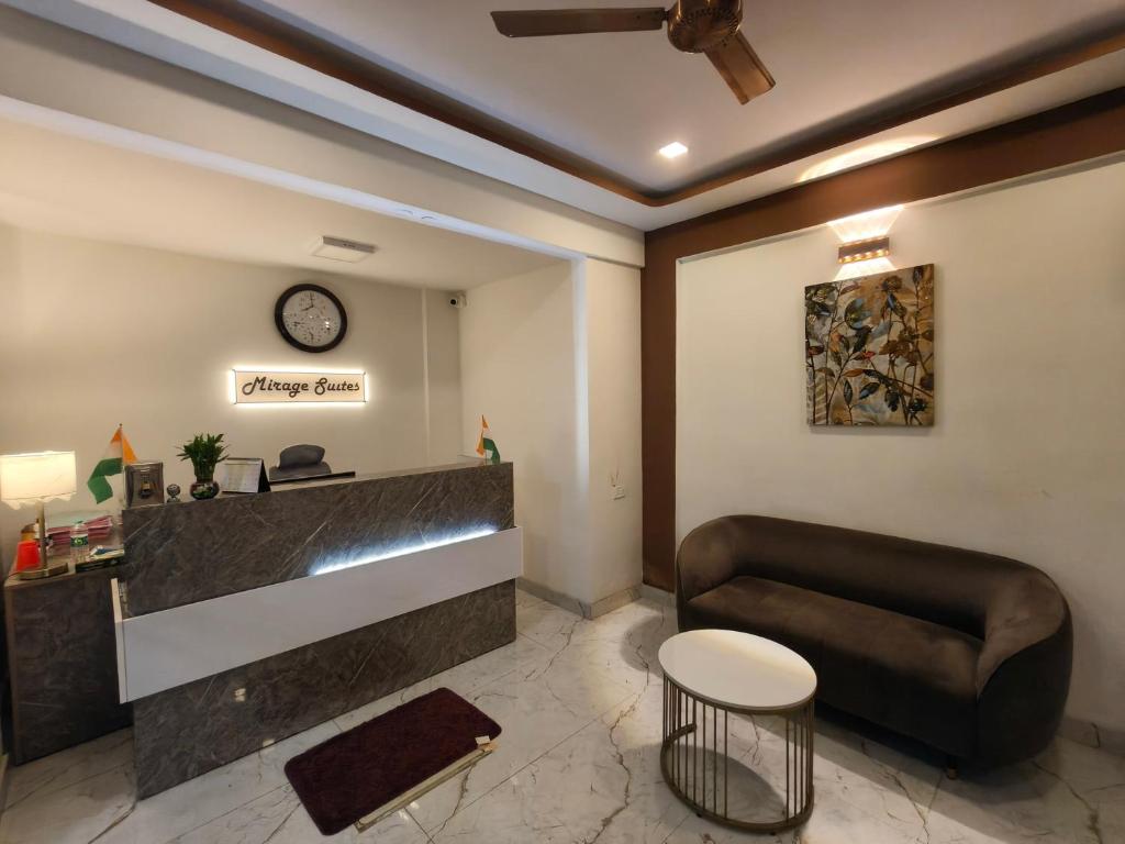 eine Lobby mit einem Sofa und einer Uhr an der Wand in der Unterkunft Mirage in Bangalore