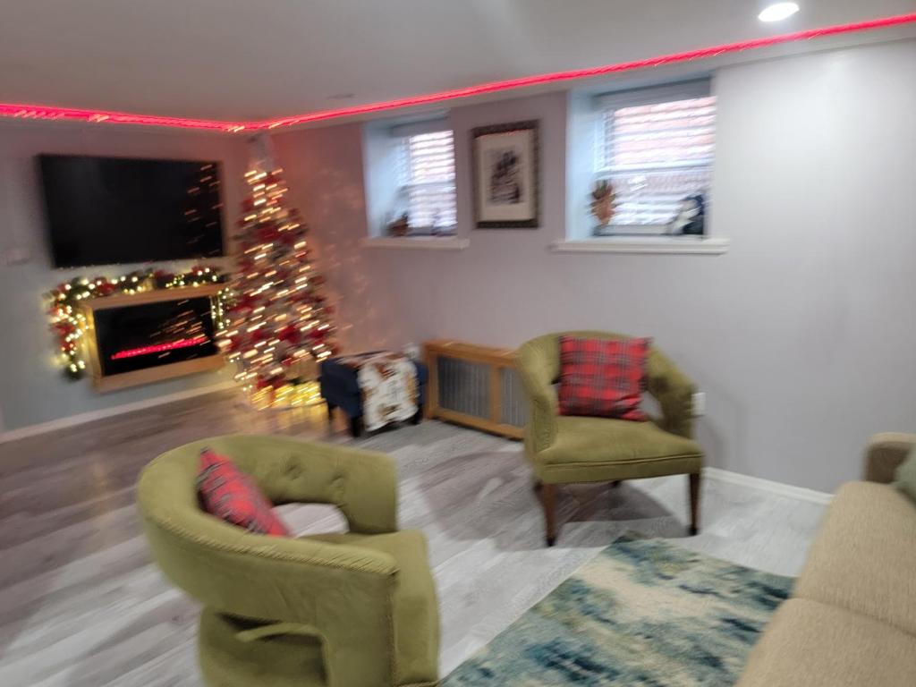 Posezení v ubytování Lovely 2 bedroom Apartment with 2 Entrance and Parking