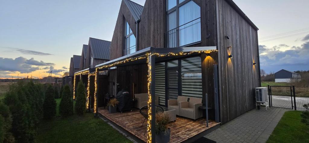 una casa con luces en el exterior en Kuršių Vėjai, en Palanga