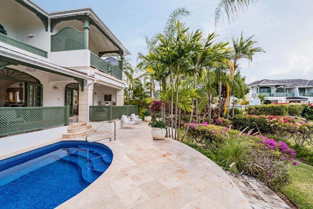 een villa met een zwembad en een huis bij Sugar Hill - Jade Vine 3 bed villa in Saint James