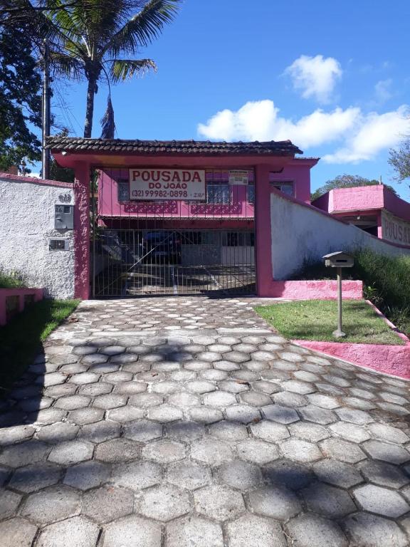 a building with a sign that reads pismozaocal at POUSADA DO JOAO in Juiz de Fora