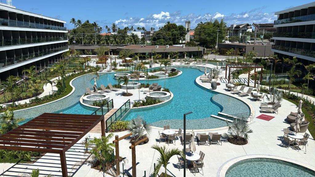 een luchtfoto van een resort met zwembad bij Flat Beach Class Verano- Praia de Muro Alto- Porto de Galinhas in Ipojuca