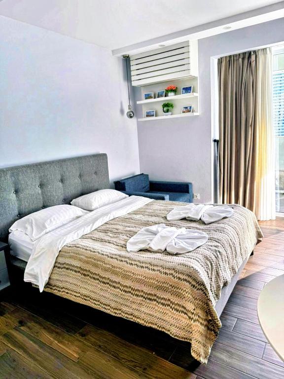 Giường trong phòng chung tại BlueSky in Alliance Palace