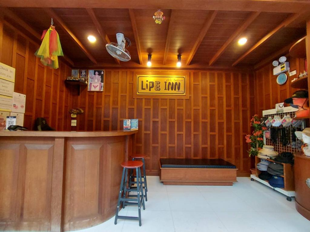 Un bar en un restaurante con un cartel que dice "Live Inn" en Lipe Inn, en Ko Lipe