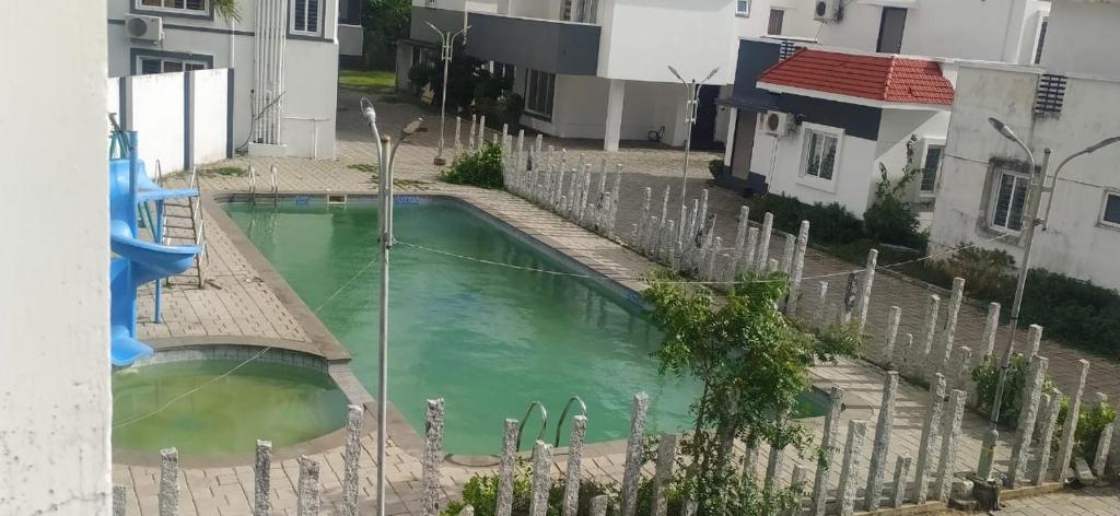 una piscina en medio de un edificio en Vg paradise, en Covelong