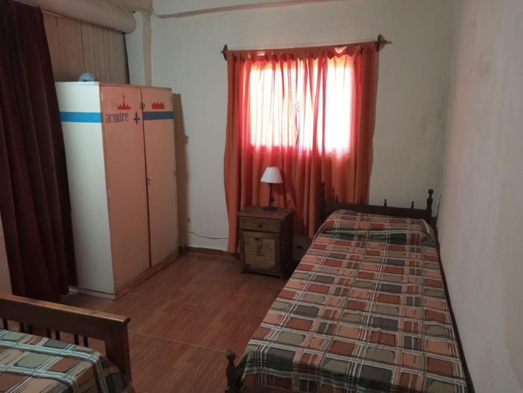 En eller flere senge i et værelse på Depto Santo Brochero centro