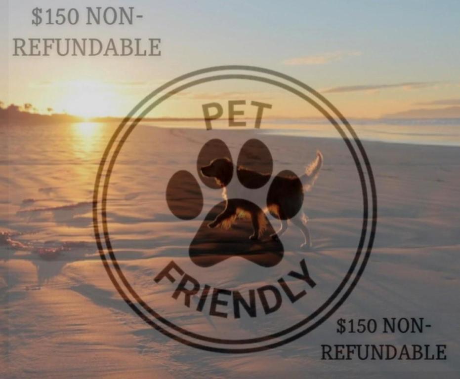 une image d'un chien dans un cercle avec la mention « animaux acceptés » dans l'établissement Beachy Gem, à Crystal Beach