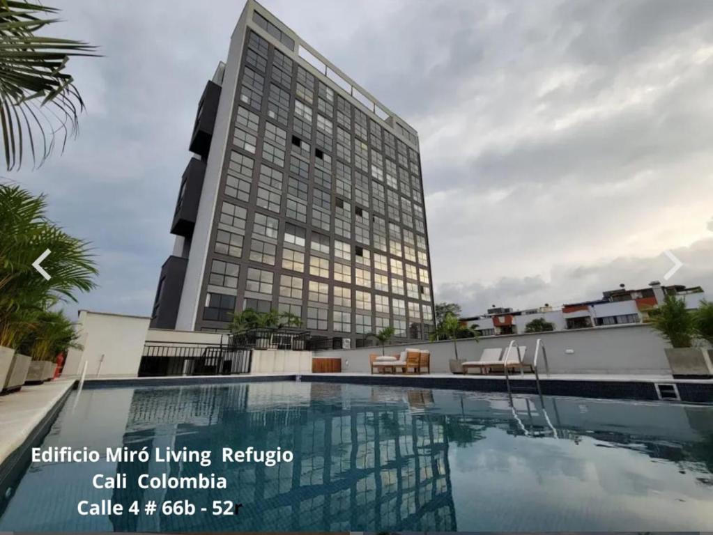 un edificio con piscina en frente de un edificio en Apartamento Moderlo en Miro Refugio, en Cali