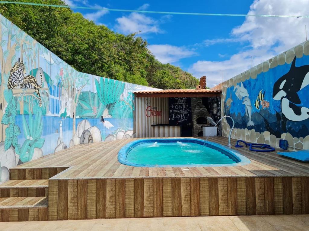 einen Pool mit Wandmalereien in der Unterkunft Aconchego do São Francisco in Canindé de São Francisco