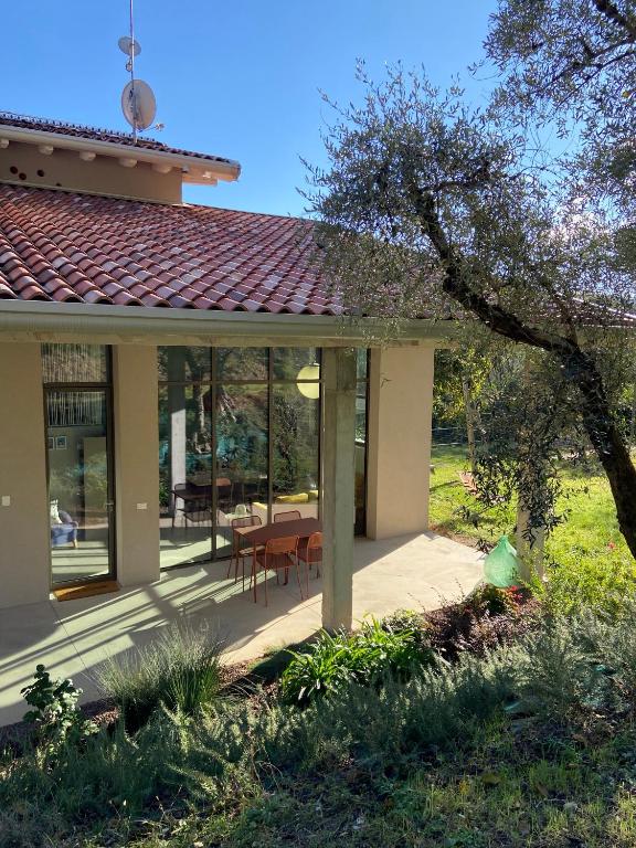 a house with a patio with a table and chairs at Terra e Lago - Holiday home in Roe