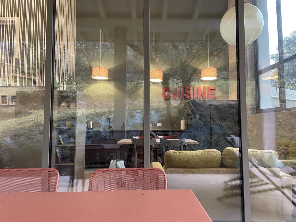ein Restaurant mit Tischen und Stühlen und einem Glasfenster in der Unterkunft Terra e Lago - Holiday home in 