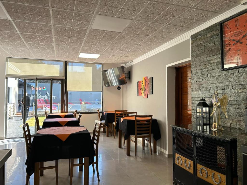 a dining room with tables and chairs in a restaurant at Alto Valle in Nono